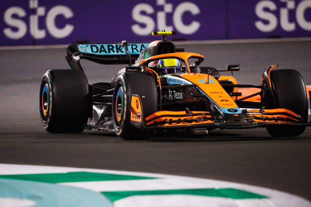 Monopost McLarenu při Velké ceně Saúdské Arábie
