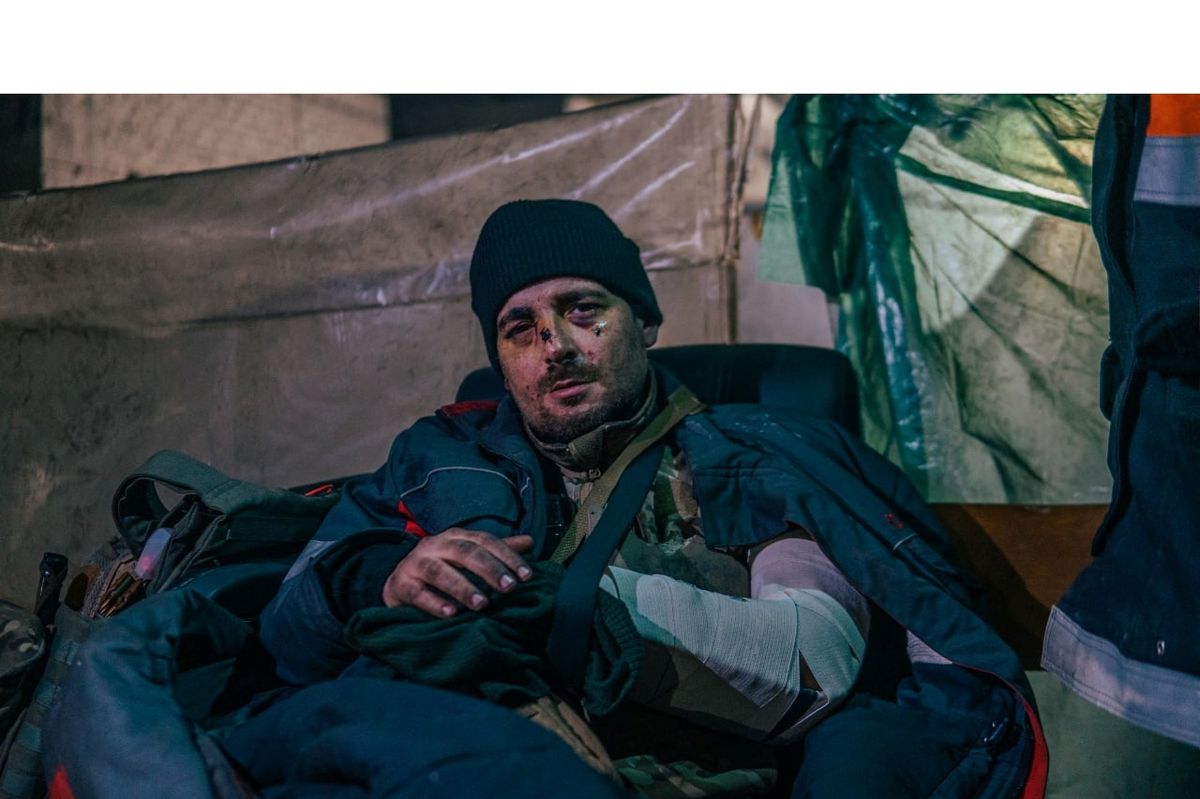 Zraněný ukrajinský voják se ukrývá v polní nemocnici v bunkru v areálu železáren Azovstal v Mariupolu
