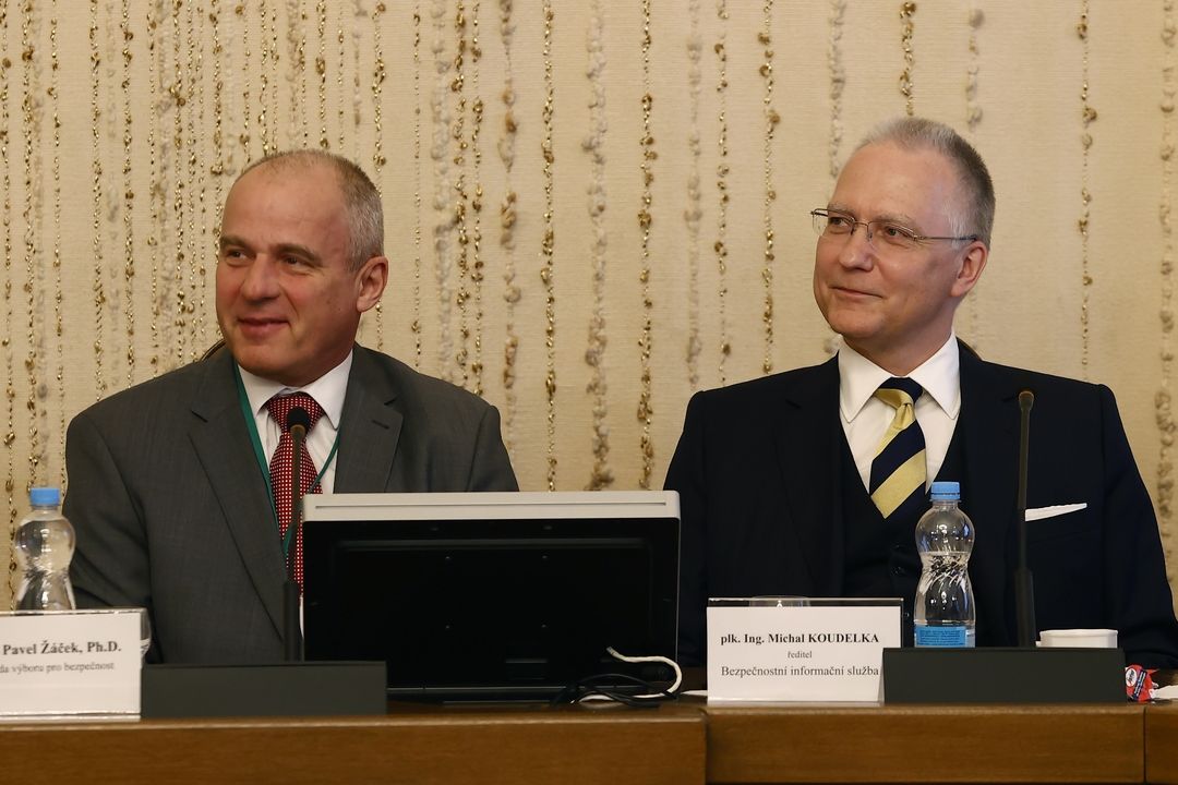 Ředitel Vojenského zpravodajství Jan Beroun  (vlevo) a ředitel Bezpečnostní informační služby (BIS) Michal Koudelka