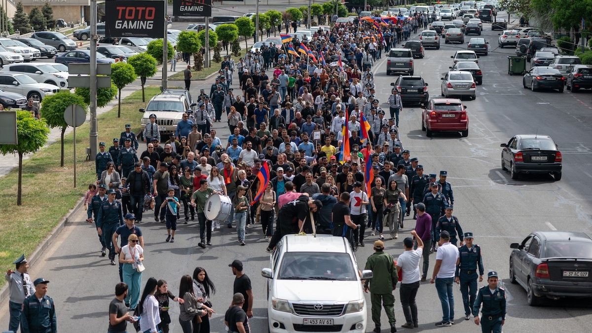 Arménská opozice se snaží zablokovat centrum Jerevanu, policie zatýká