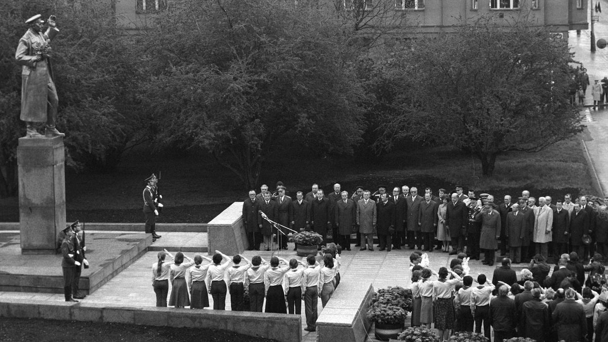 Při příležitosti oslav 35. výročí osvobození Československa byl 9. května 1980 na náměstí Interbrigády v Praze odhalen pomník maršála Ivana Stěpanoviče Koněva.