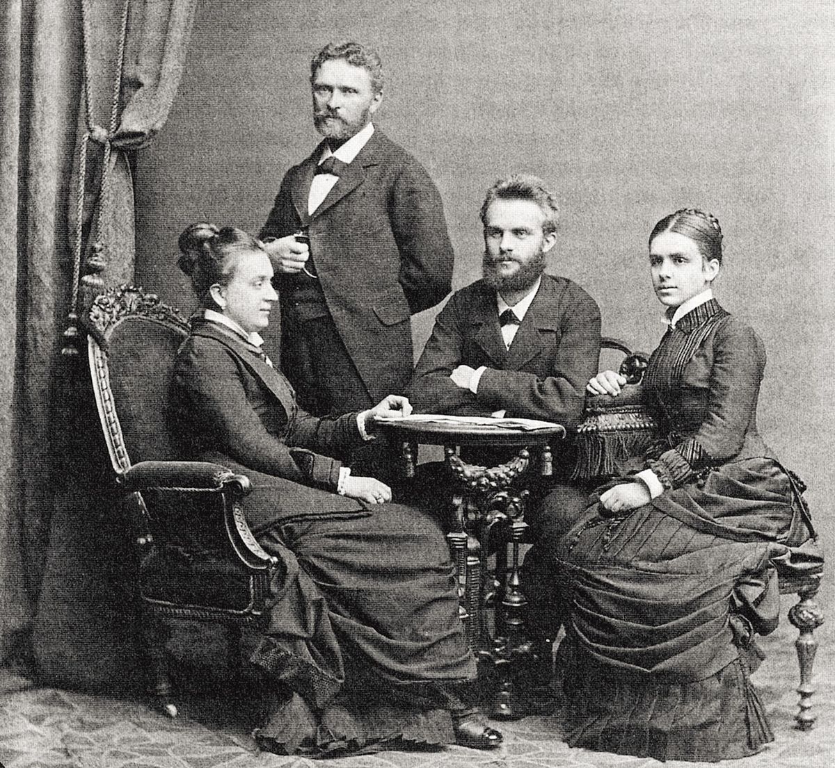 Riegrovy „děti“ - Marie Červinková-Riegrová (sedící vlevo) Eima nemilovala.