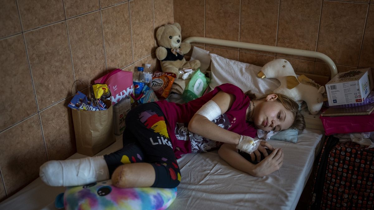 Яна, 11 лет, была ранена во время обстрела железнодорожного вокзала в Краматорске, с которого она хотела бежать со своей семьей от войны на запад
