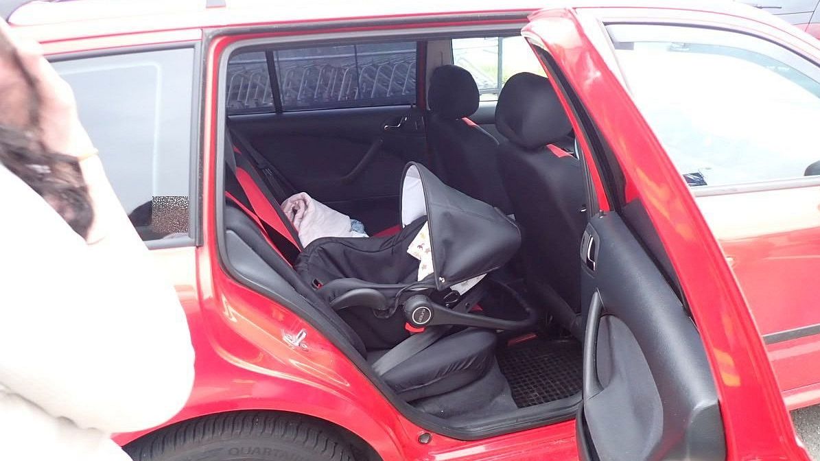 Novorozeně uvázlo v zamčeném autě v Uherském Brodě