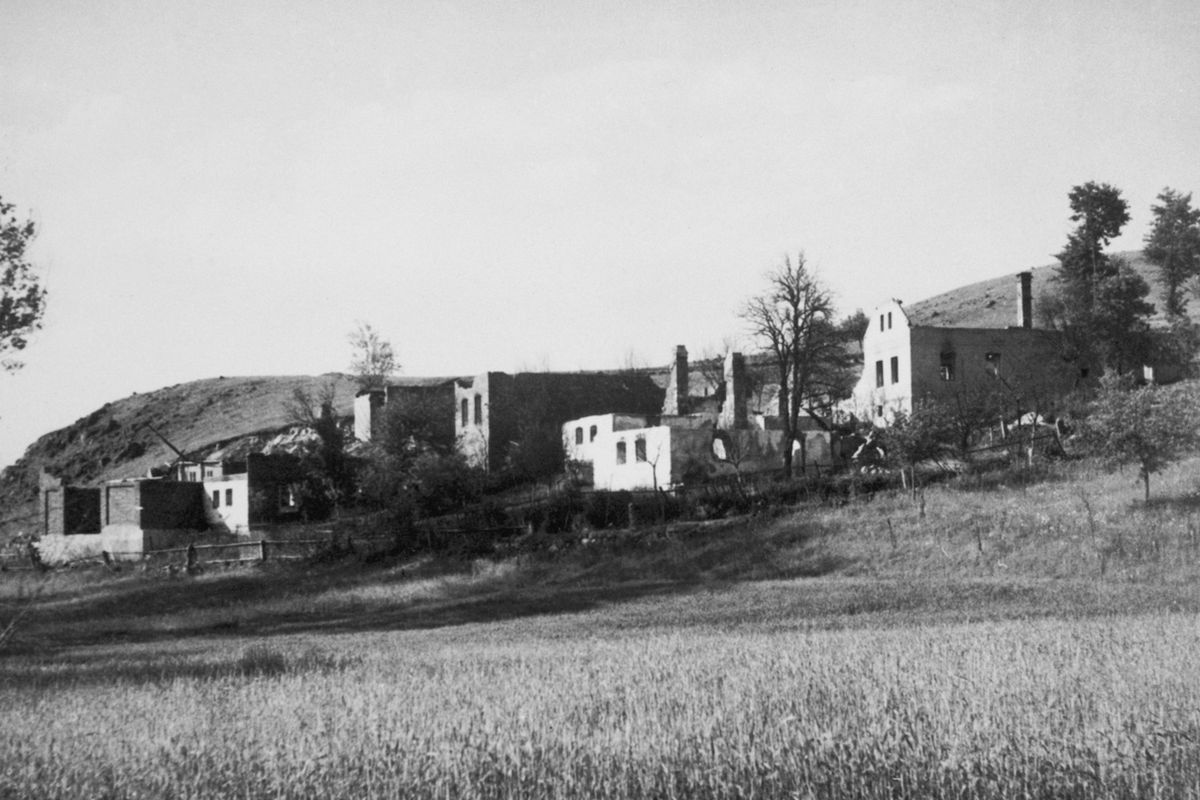 Pohled na vypálené Ležáky (24. června 1942)