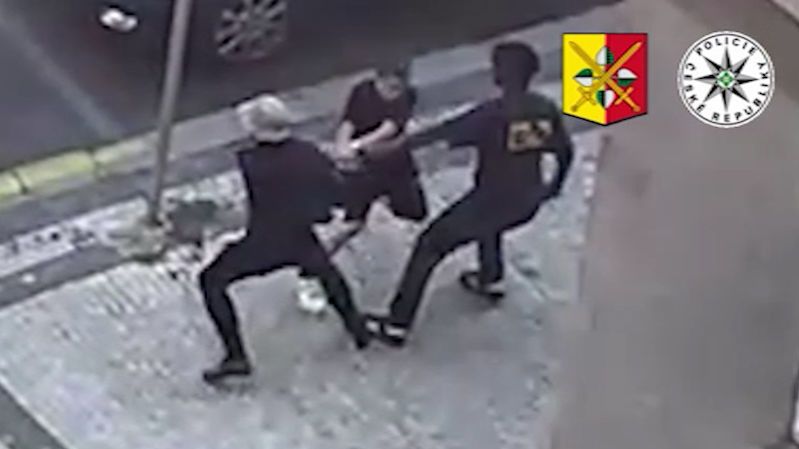 Lupiči s pepřovým sprejem přepadli mladíka v Praze. Policie zveřejnila video