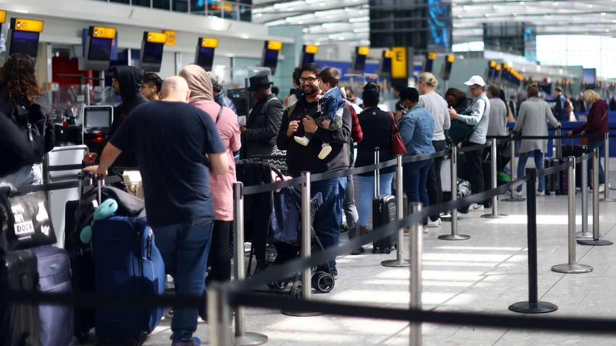 Evropská letiště trápí fronty a zpoždění letů. Nejsou zaměstnanci