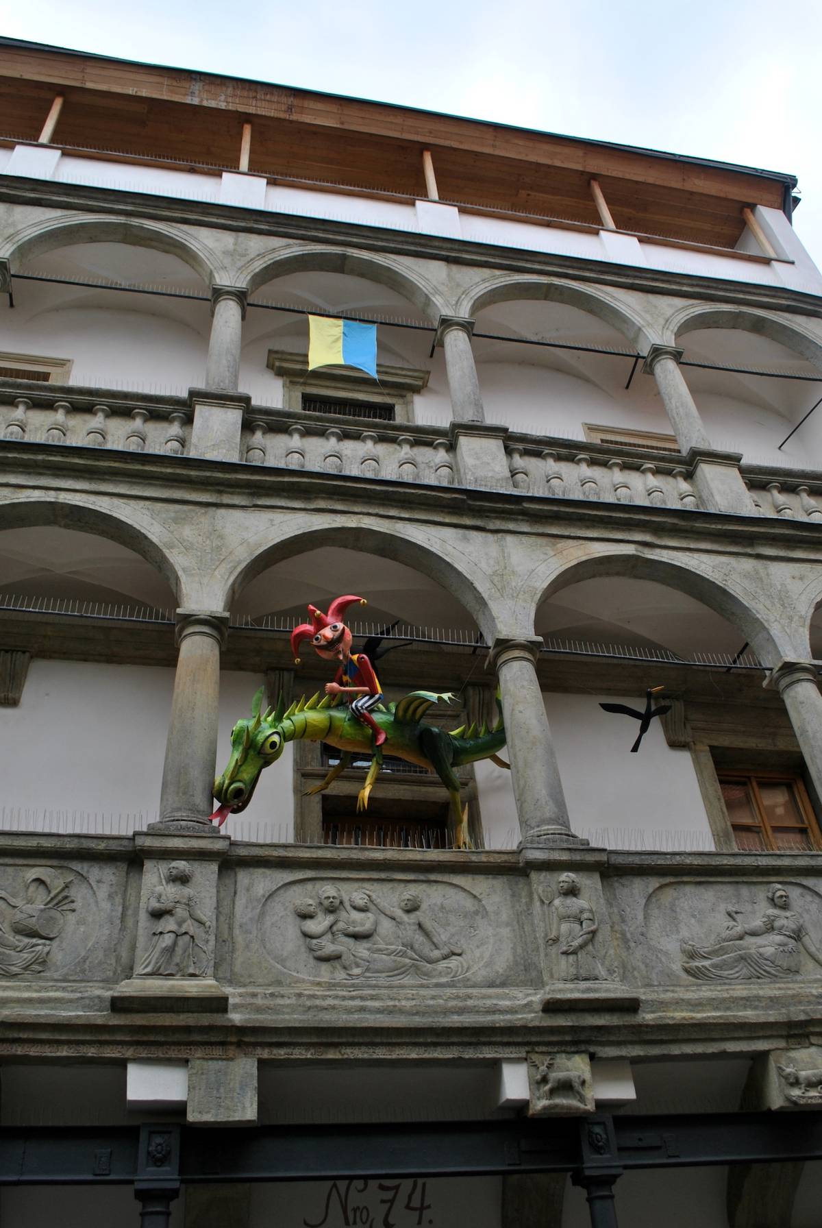 Průčelí Mydlářovského domu, kde sídlí muzeum loutek. 