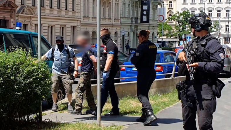 Neposlušný dobrovolník musel z první linie na Ukrajině. Policii v Praze zajímá kvůli jiným skutkům