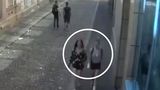 Kamera zachytila pokus o vraždu za bílého dne v Ústí, policie hledá svědky