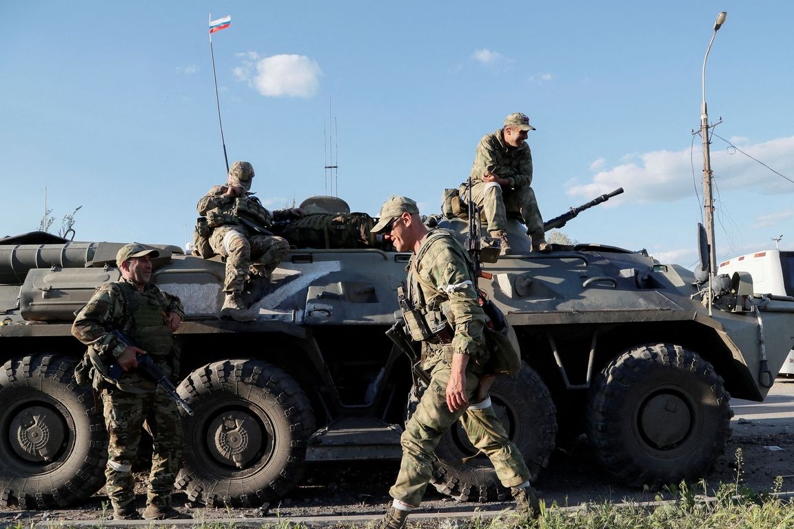 Příslušníci milice samozvané doněcké lidové republiky u transportéru BTR 