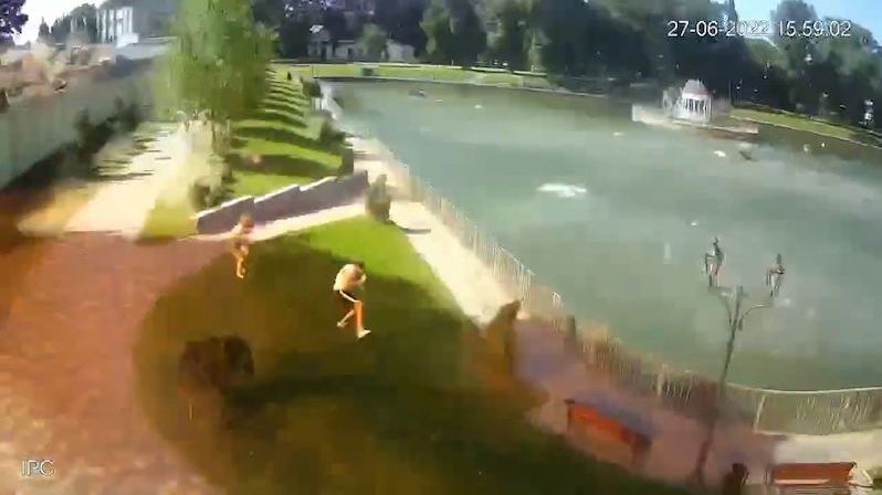 BEZ KOMENTÁŘE: Bezpečnostní kamery u rybníka nedaleko nákupního centra zachytily okamžik výbuchu v Kremenčuku