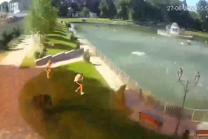 BEZ KOMENTÁŘE: Bezpečnostní kamery u rybníka nedaleko nákupního centra zachytily okamžik výbuchu v Kremenčuku
