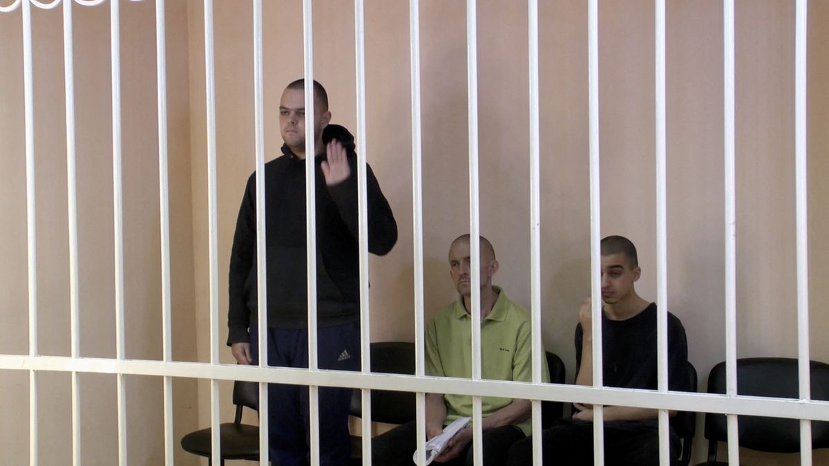 Rusové propustili deset zajatých cizinců. Je mezi nimi i Brit odsouzený k smrti