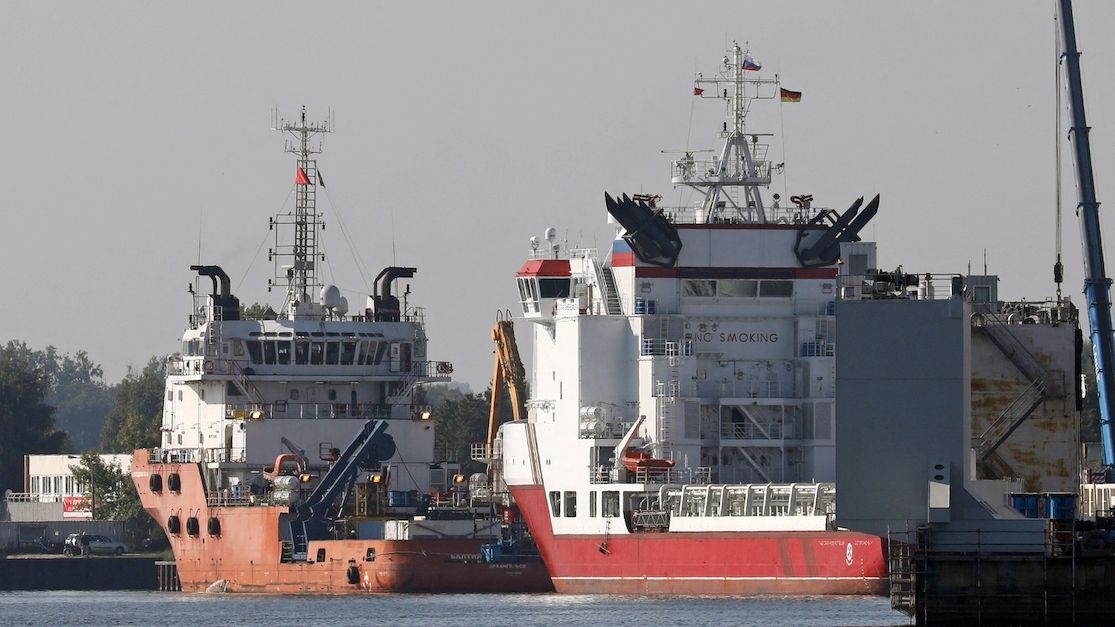 Ruská loď Baltijskij issledovatel (vlevo) spolu s plavidlem Ostap Šeremeta na snímku ze září 2021 v německém Rostocku. Obě lodi se podílely na stavbě plynovodu Nord Stream 2.