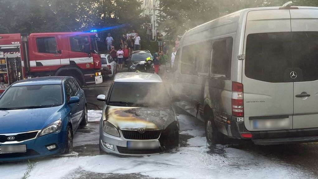 Na pražském sídlišti někdo zapálil zaparkovaná auta