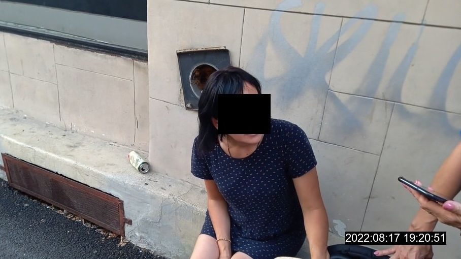 Opilá žena s plačícím dítětem v kočárku nedokázala ve Varech ani vyslovit své jméno