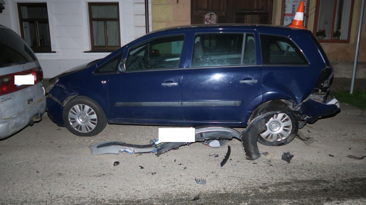 Muž se čtyřmi promile na Prachaticku naboural zaparkovaná auta