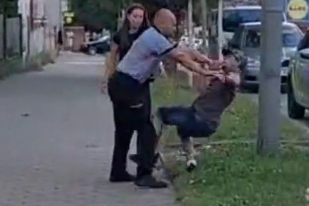 Drsný útok policisty na muže v Horních Počernicích
