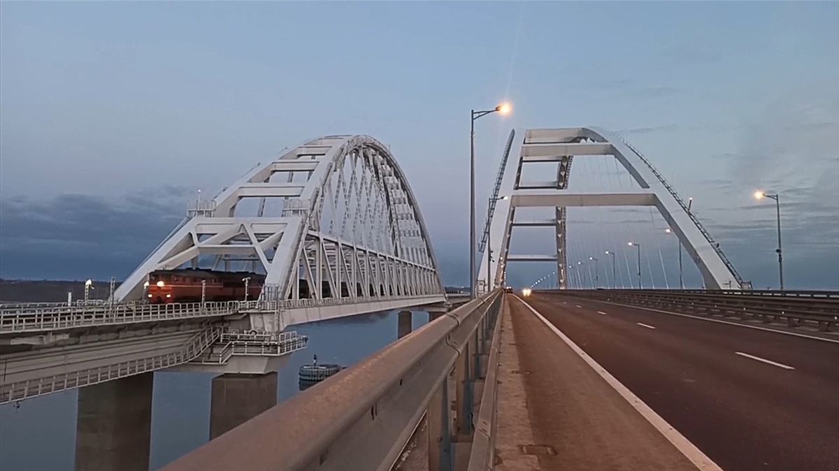 Kerčský most na Krym je nelegální stavba a půjde ke dnu, řekl Zelenského poradce