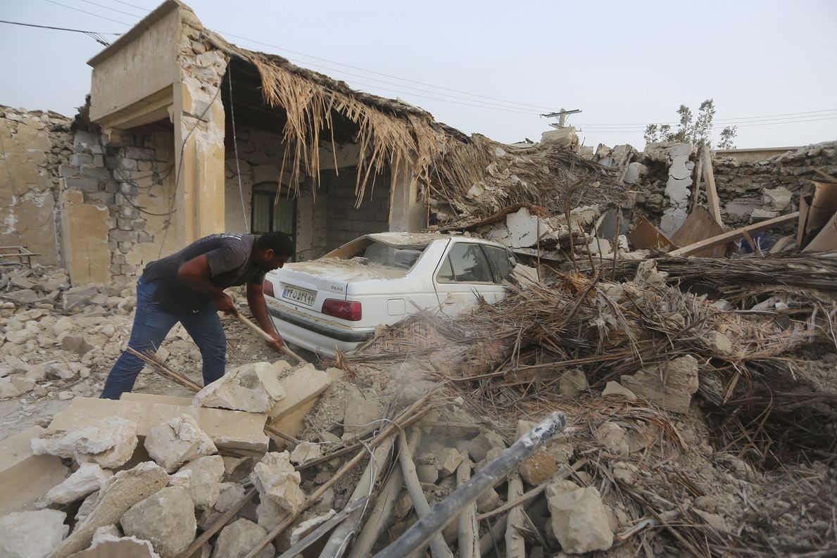 Trosky domu po zemětřesení v Íránu