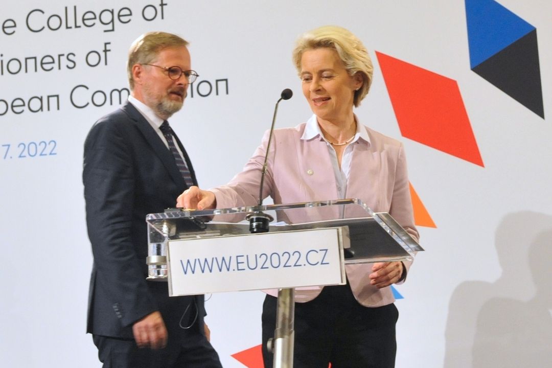 Ursula von der Leyenová a Petr Fiala na tiskové konferenci v Litomyšli