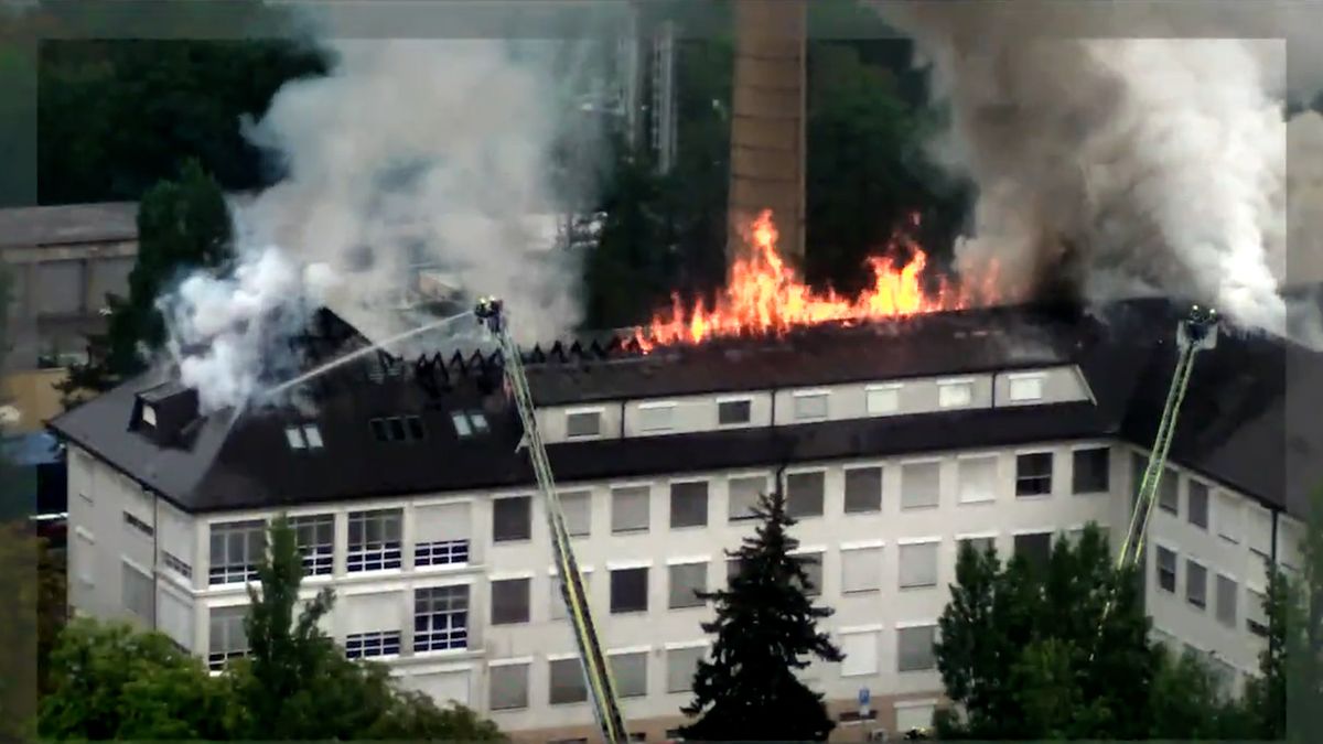 Hořelo v Ústřední vojenské nemocnici, oheň zcela zničil střechu pavilonu