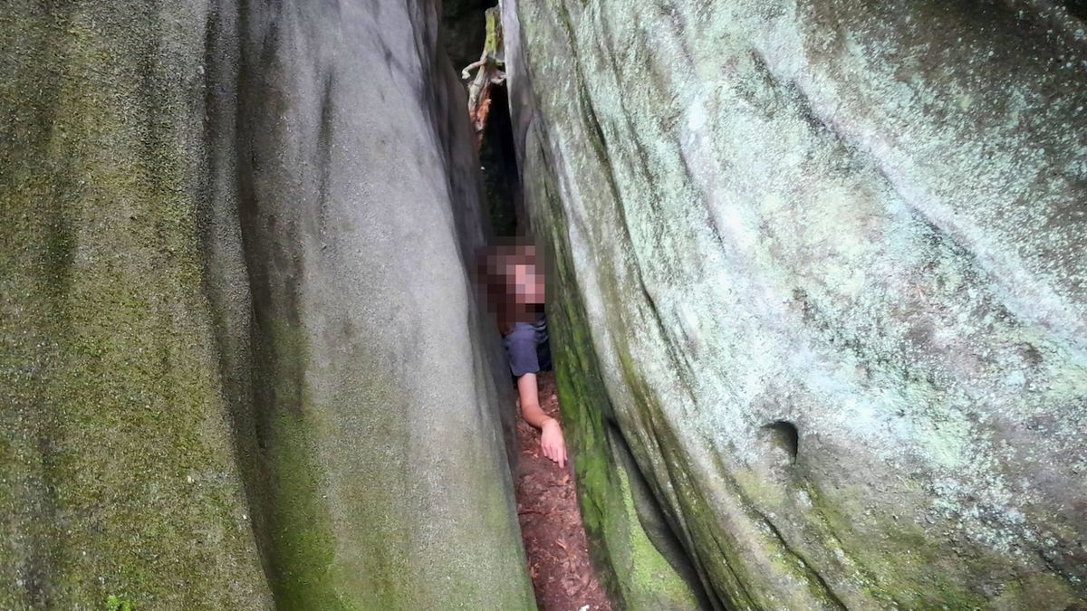 Chlapec se v Českém ráji zřítil do skalní průrvy. Na pomoc musel vrtulník