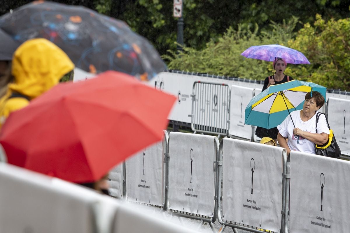 Deštivé počasí bude po celý čtvrtek. Snímek z Mezinárodního filmového festivalu v Karlových Varech