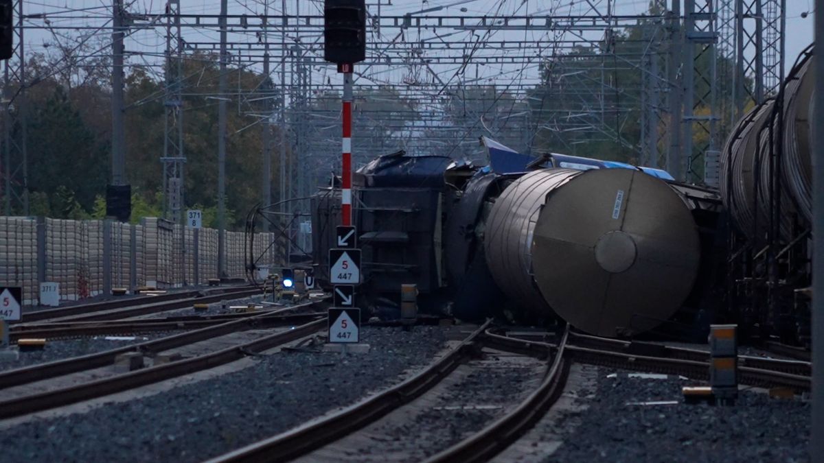 Nákladní vlak s benzenem projel na Kolínsku návěstidlo a vykolejil
