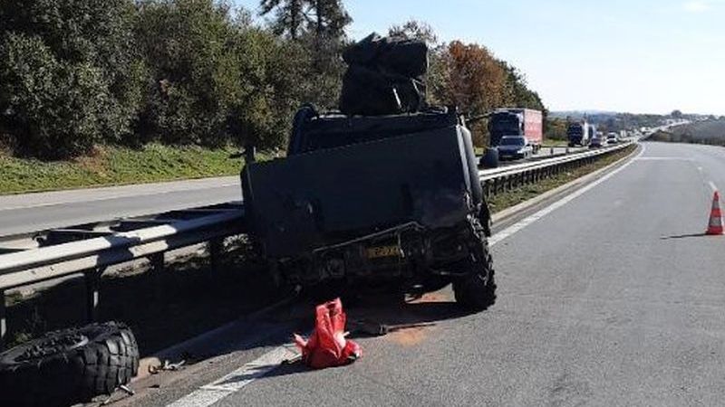 Armádní vozidlo bouralo na dálnici D1. Dva lidé jsou zranění