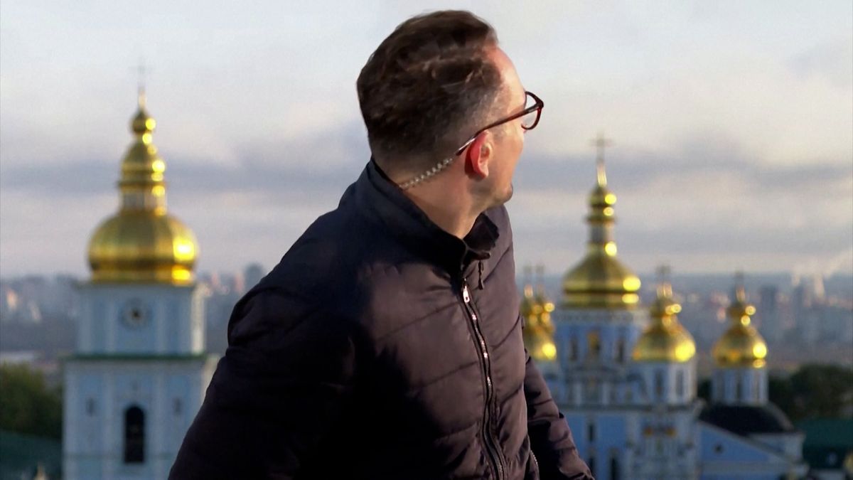 Reportéra BBC zastihlo ostřelování Kyjeva v přímém přenosu