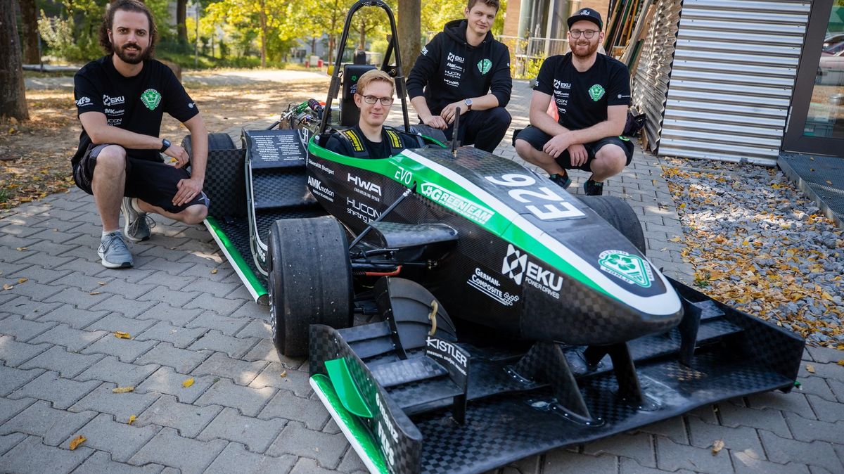 Svět má nové auto s rekordním zrychlením. Čtyři chlapi ho uzvednou