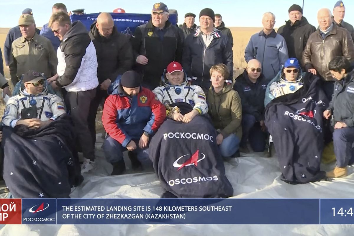 Ve stepi v Kazachstánu přistáli tři ruští kosmonauti, vrátili se z ISS 