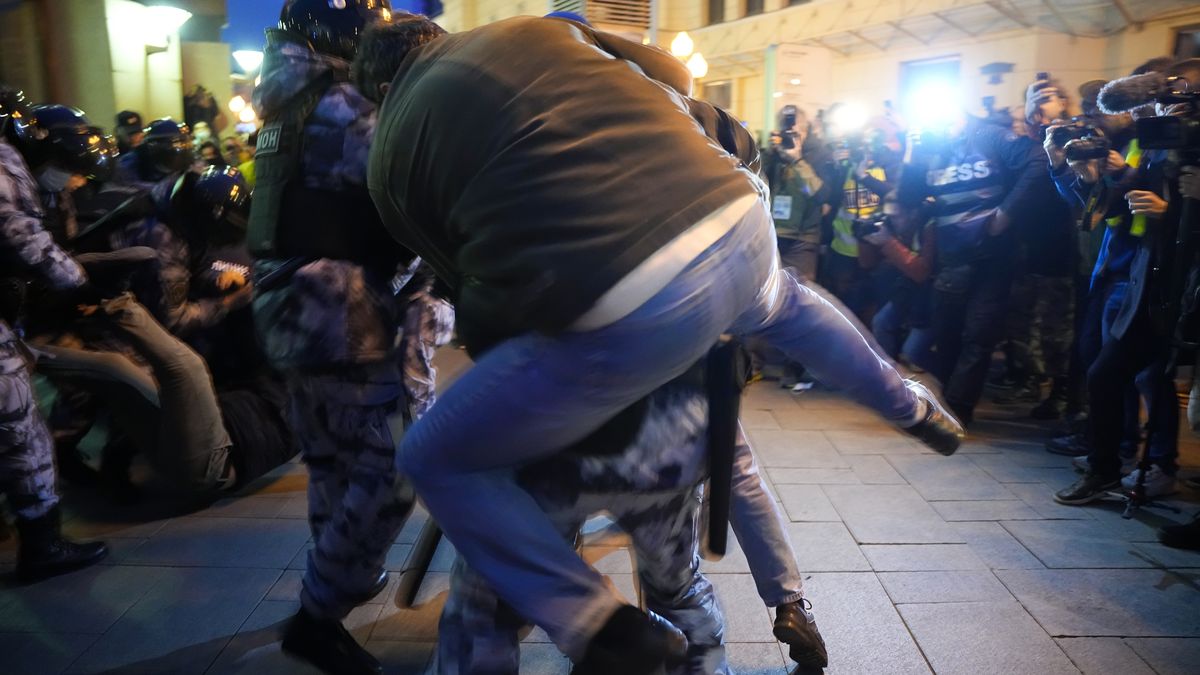 Rusové protestovali proti mobilizaci. Policie pozatýkala přes tisíc lidí