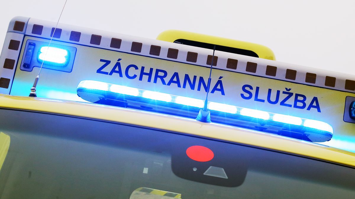 Mercedes na Plzeňsku srazil dvouletého chlapce. Pro dítě letěl vrtulník