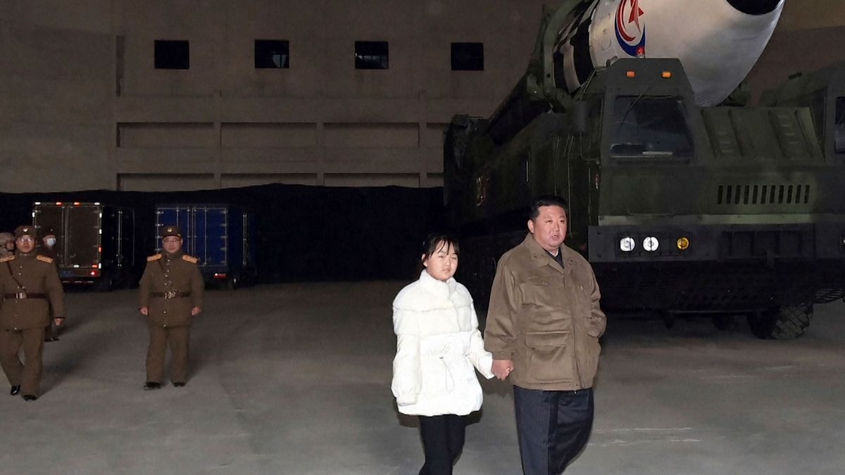 Kim Čong-un světu ukázal dceru. Vzal ji na test balistické střely
