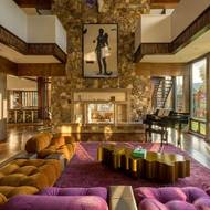 Dominantou obývacího pokoje je obří sedací souprava a travertinový krb.