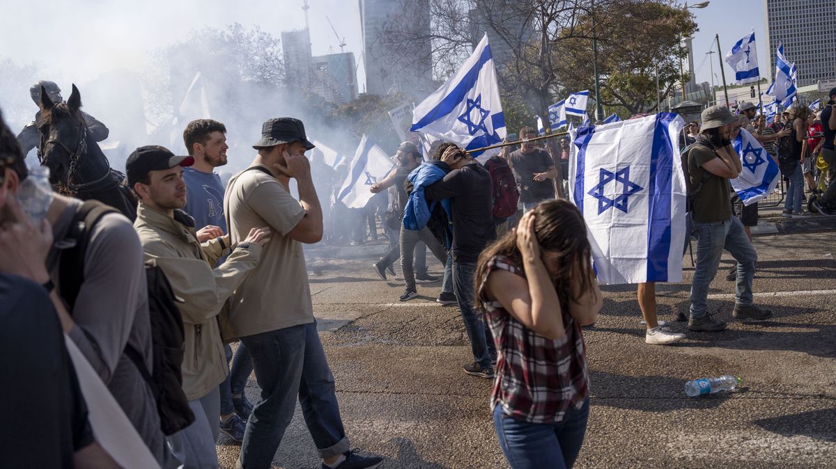 FOTO: Policie použila při „Dni narušení“ v Izraeli zábleskové granáty