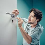 Tloušťku dveří nepomíjíme kvůli dostatečné délce spojovacích šroubů, které zakoupíme v sadě s kováním. Když se nám líbí kování, jež úplně neodpovídá tloušťce dveří, vyřešíme problém prodlužovací sadou s delším čtyřhranem a montážními šrouby.