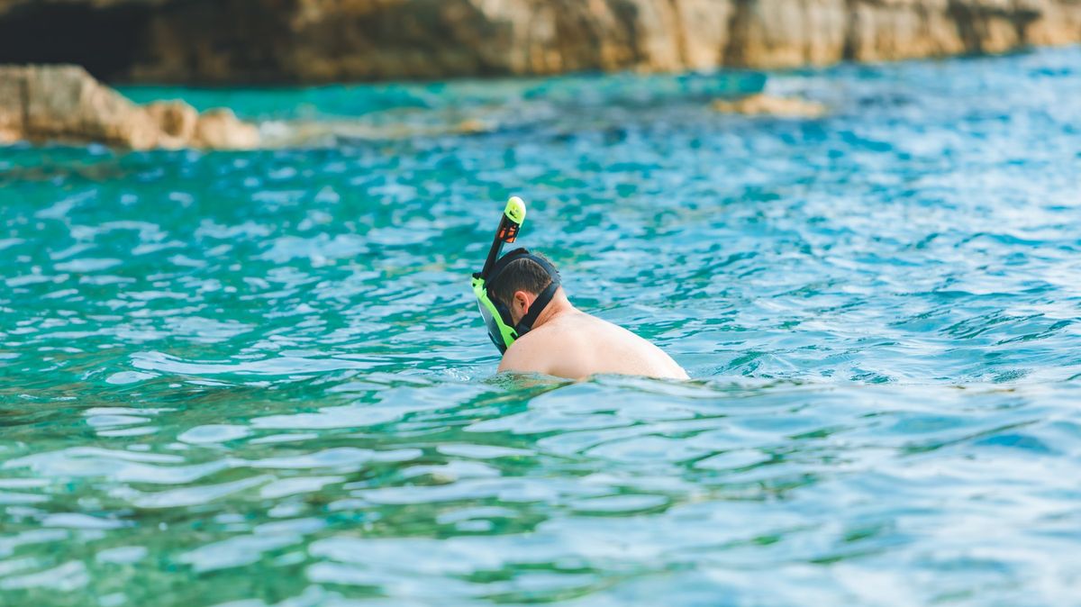 Společnost nechala turisty trčet na otevřeném moři. K pobřeží museli doplavat