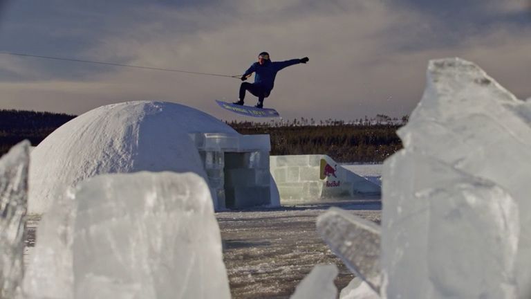 Wakeboardisti předvedli své umění na ledových překážkách za polárním kruhem