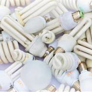 Žárovky a výbojky nahrazuje osvětlení s LED diodami, které jsou energeticky úspornější. 