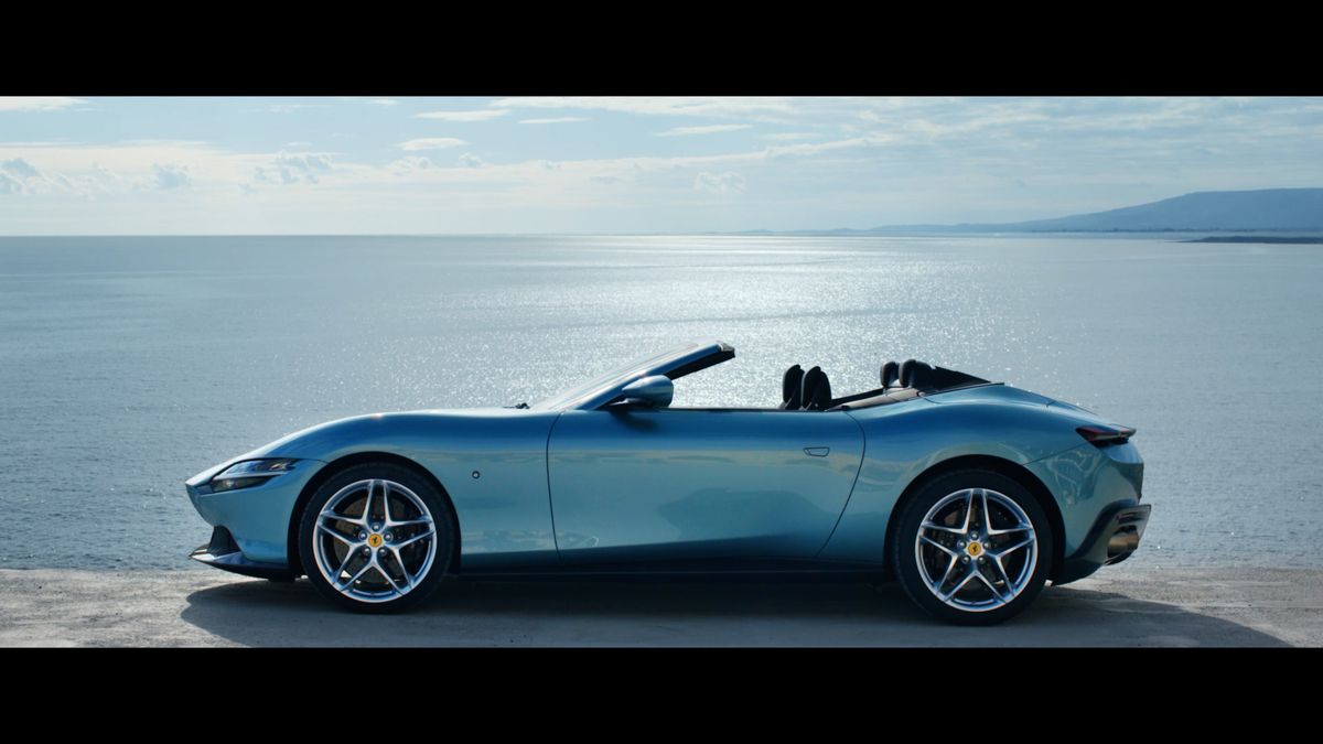 Ferrari se vrací k plátěné střeše, odhalilo model Roma v otevřené verzi