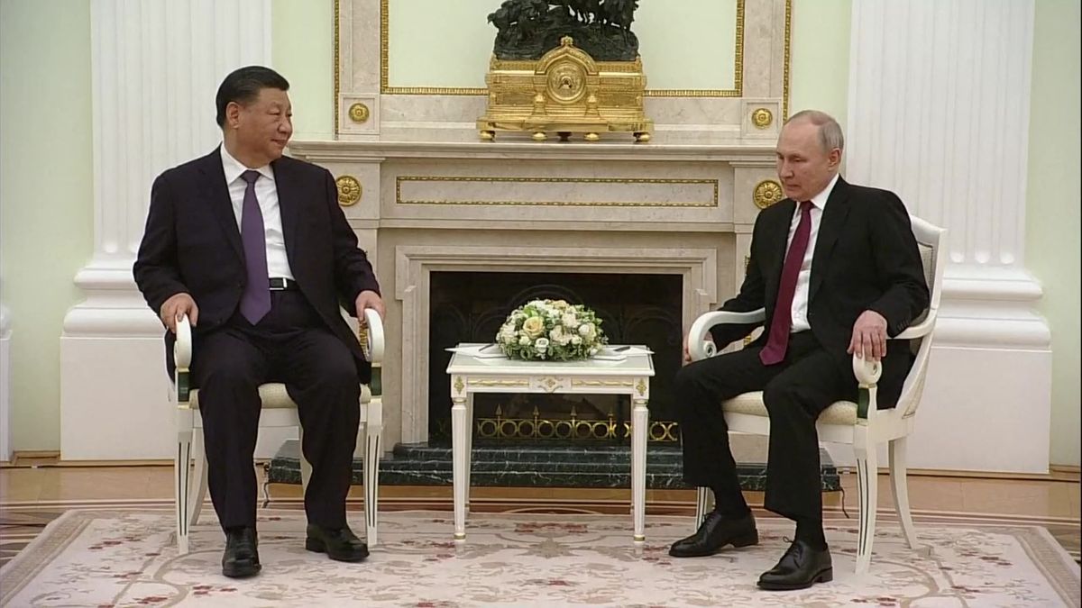 Putin a Si Ťin-pching jednali v Moskvě. Stůl mezi nimi byl maličký