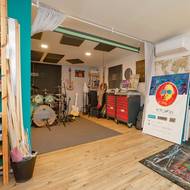 Na místě zahradního domku před třemi lety vyrostla „funkcionalistická“ dřevostavba – studio i ateliér v patře: Jdu do studia, jdu do ateliéru…