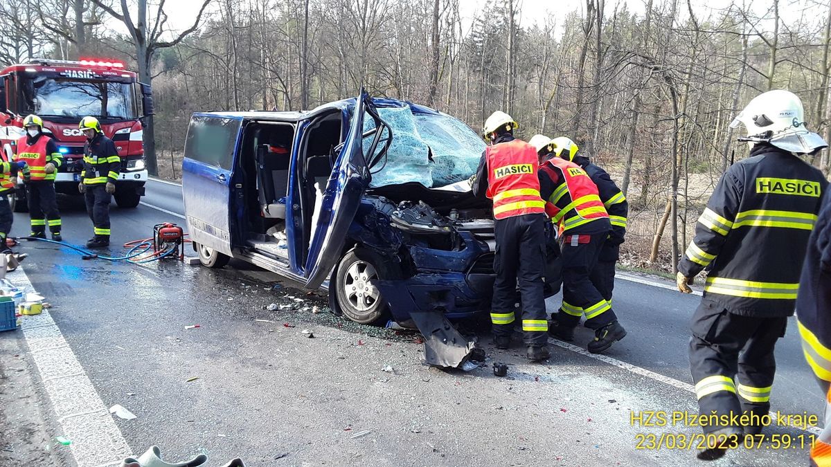 Na Plzeňsku narazila dodávka do kamionu, dva lidé skončili v nemocnici