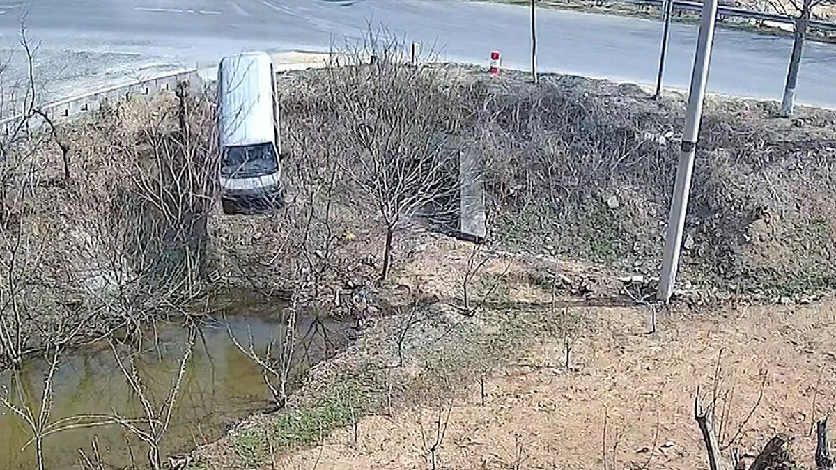 Minibus „ladně“ skočil do příkopu s vodou, řidič si spletl pedály