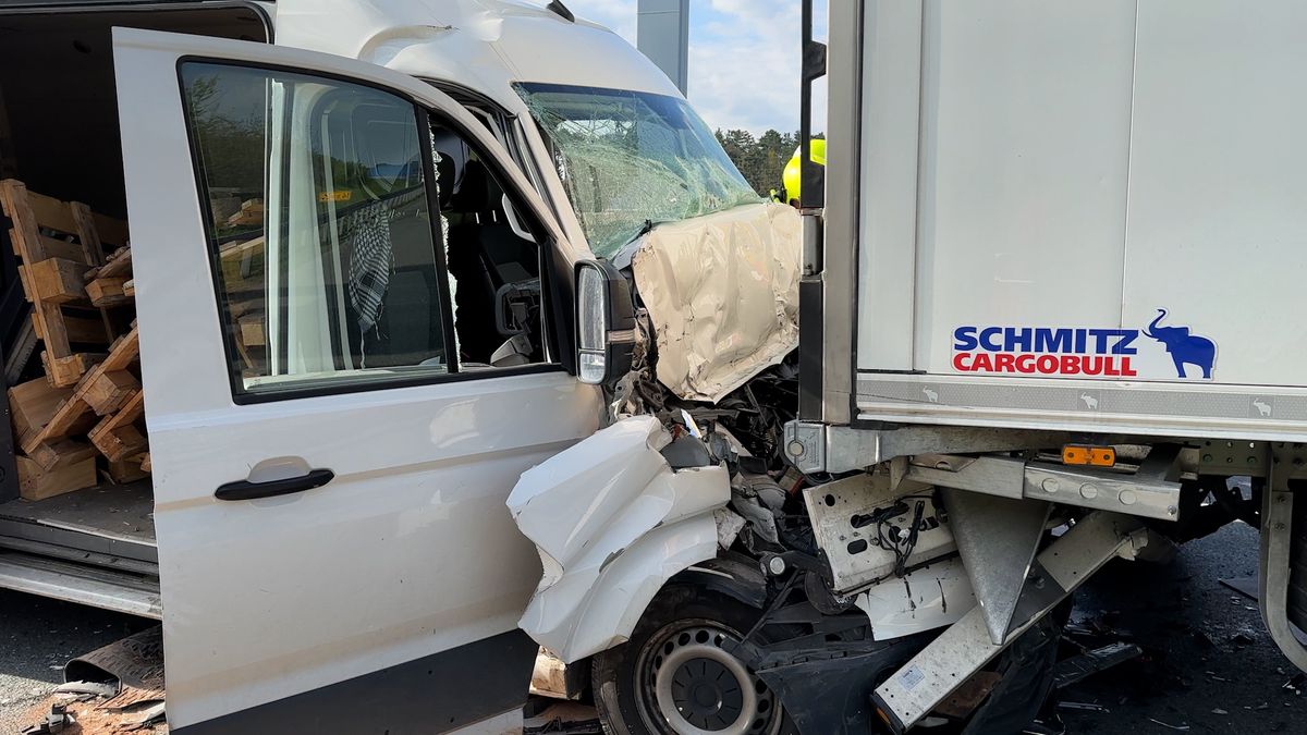 Střet dodávky s kamionem na Pražském okruhu, řidiče v umělém spánku odvezl vrtulník