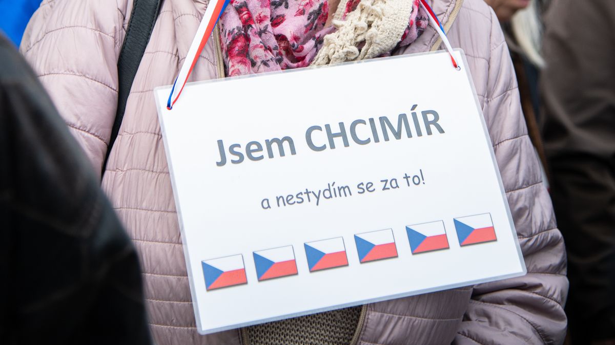 Před úřadem vlády přenocovaly desítky demonstrantů